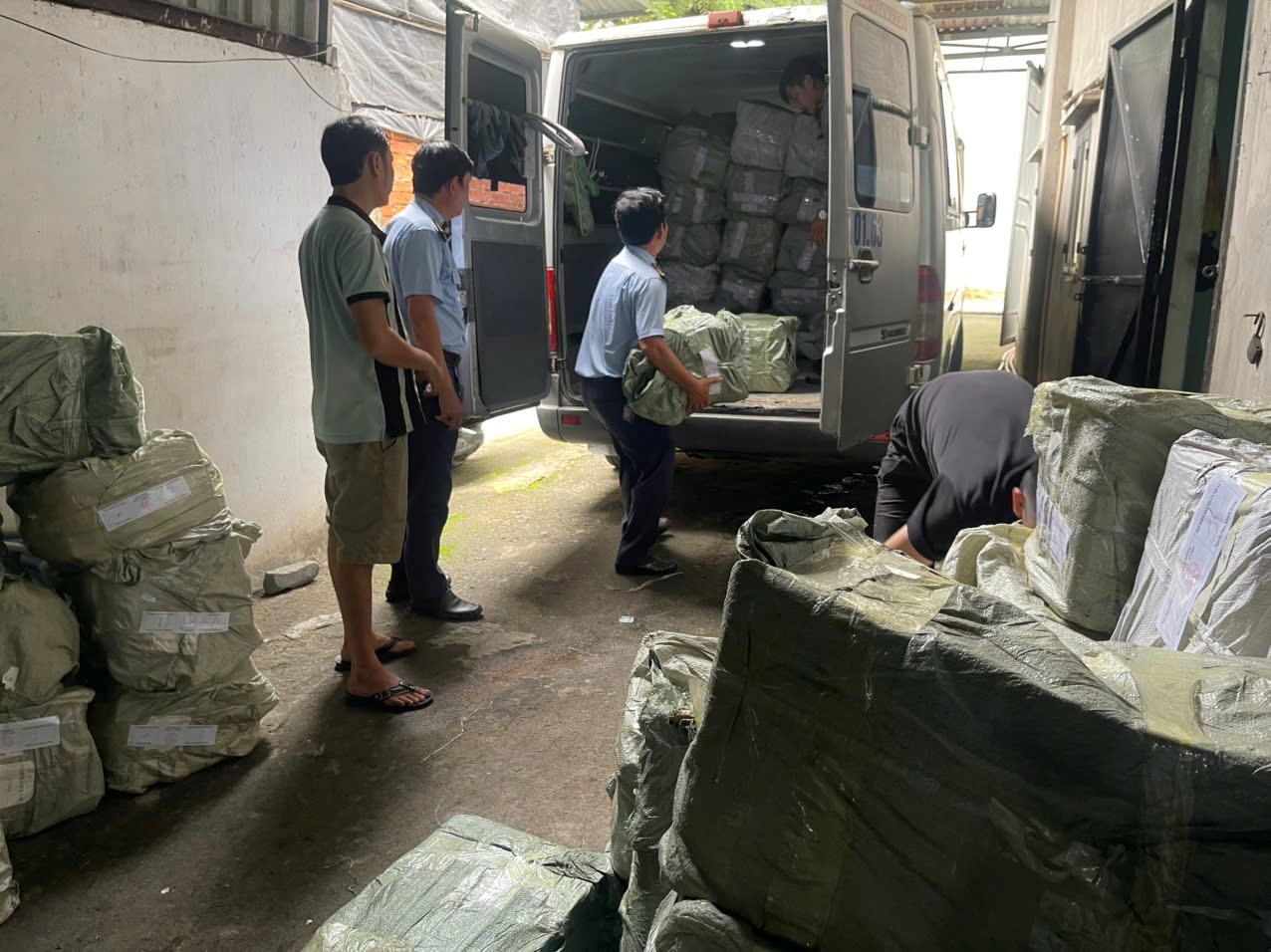 Bắt quả tang kho kẹo dẻo không nhãn mác tại TP HCM chuẩn bị bán Tết - Ảnh 2.