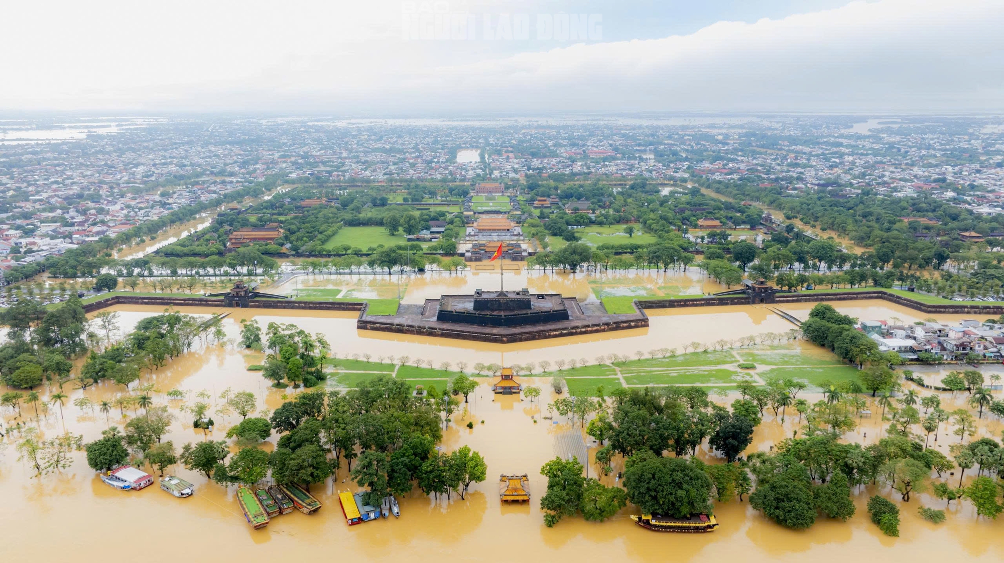 Miền Bắc sắp rét đậm mưa lớn Miền Trung lên tới 700 mm - Ảnh 1. Miền Bắc sắp rét đậm mưa lớn Miền Trung lên tới 700 mm - Ảnh 1.