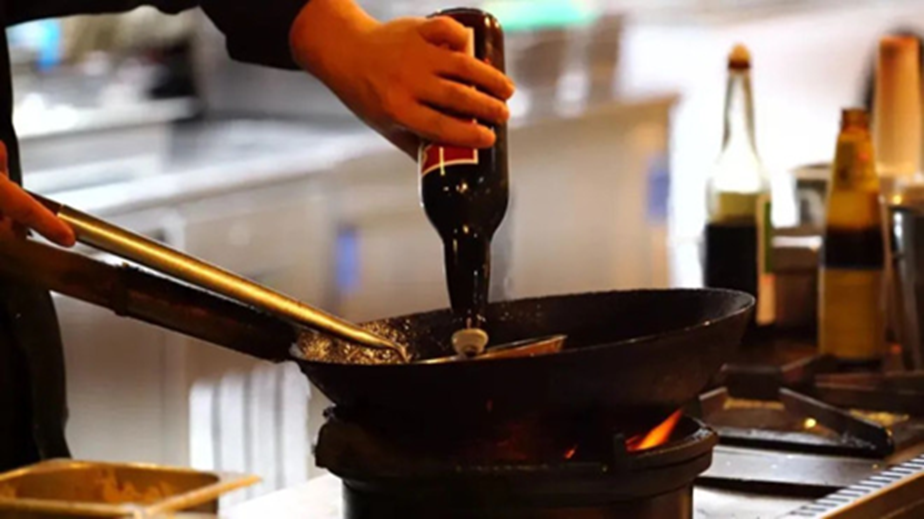 Khuyên chân thành: 3 loại lọ đựng gia vị đang bị đặt SAI CHỖ, càng dùng "độc chất" càng tích tụ trong cơ thể- Ảnh 1. Khuyên chân thành: 3 loại lọ đựng gia vị đang bị đặt SAI CHỖ, càng dùng "độc chất" càng tích tụ trong cơ thể- Ảnh 1.