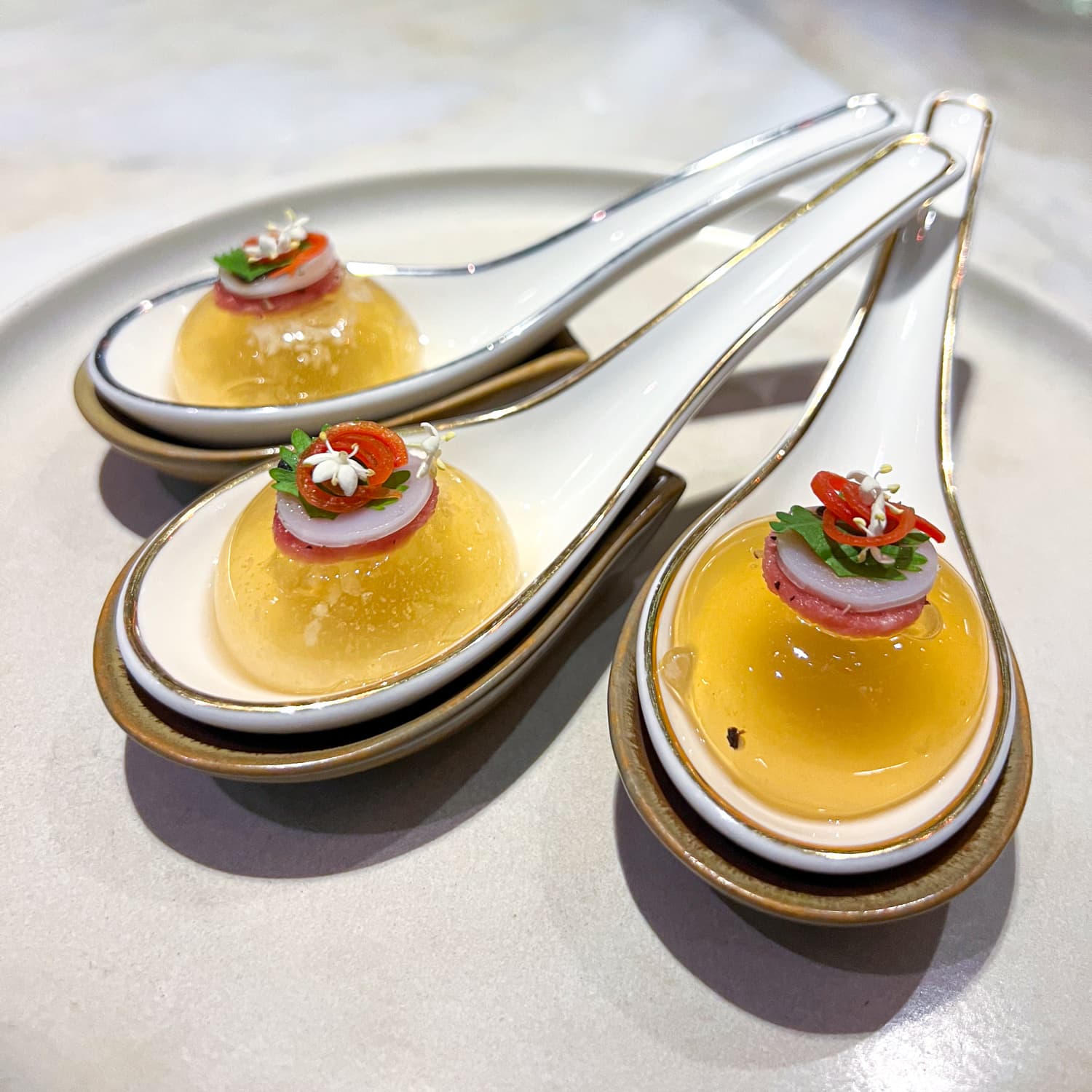 Ẩm thực cao cấp của Việt Nam là như thế nào? Khách Tây nếm thử 12 món của nhà hàng "ngon nhất đất nước" - Ảnh 9. Ẩm thực cao cấp của Việt Nam là như thế nào? Khách Tây nếm thử 12 món của nhà hàng "ngon nhất đất nước" - Ảnh 9.