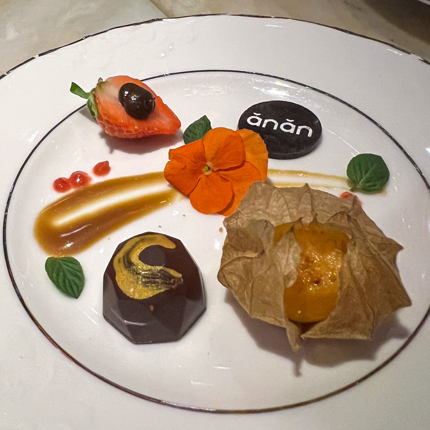 Ẩm thực cao cấp của Việt Nam là như thế nào? Khách Tây nếm thử 12 món của nhà hàng "ngon nhất đất nước" - Ảnh 13. Ẩm thực cao cấp của Việt Nam là như thế nào? Khách Tây nếm thử 12 món của nhà hàng "ngon nhất đất nước" - Ảnh 13.