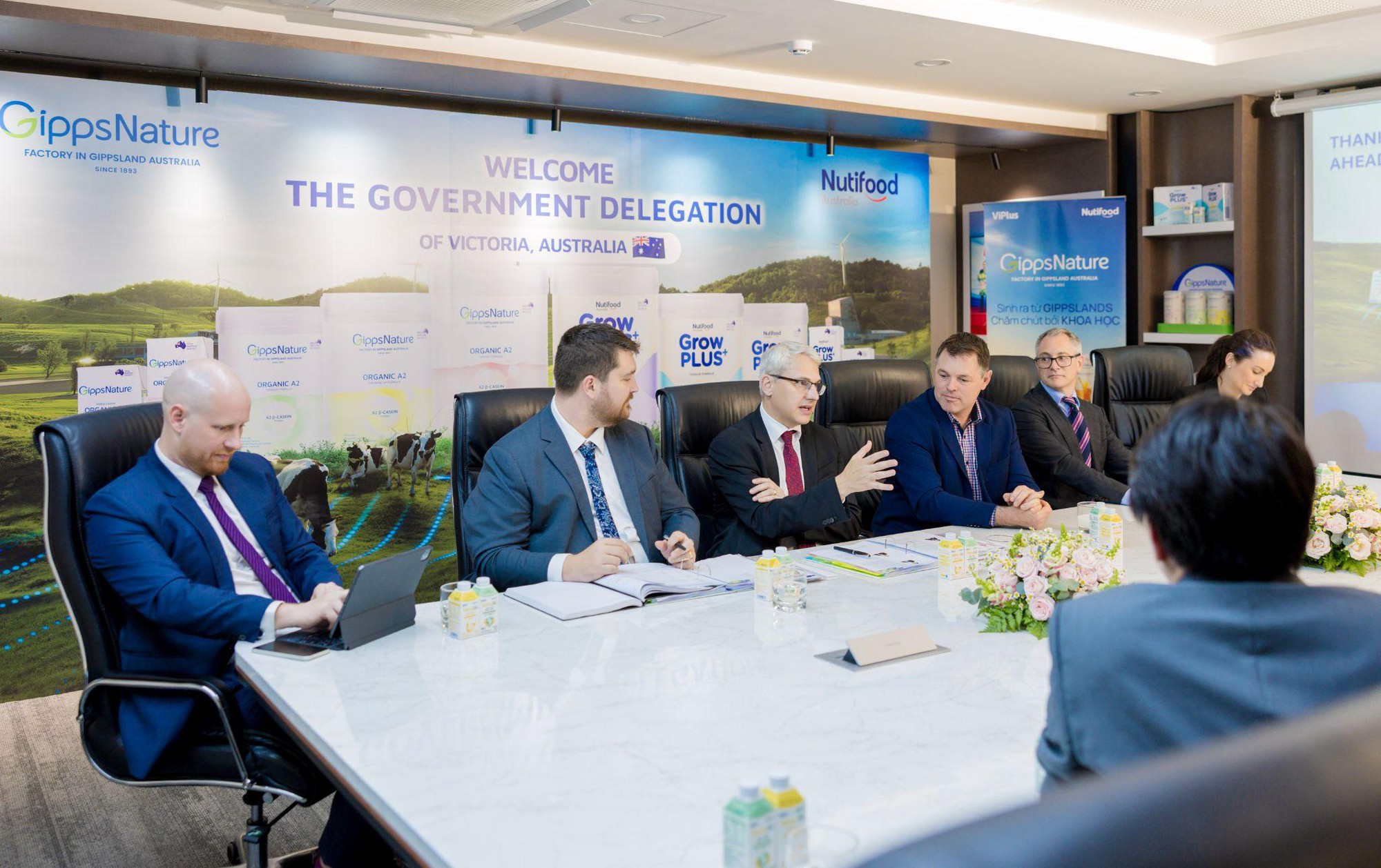 Bộ trưởng bộ tài chính bang Victoria ghé thăm Nutifood, khẳng định uy tín thương hiệu Gippsnature - Ảnh 2. Bộ trưởng bộ tài chính bang Victoria ghé thăm Nutifood, khẳng định uy tín thương hiệu Gippsnature - Ảnh 2.