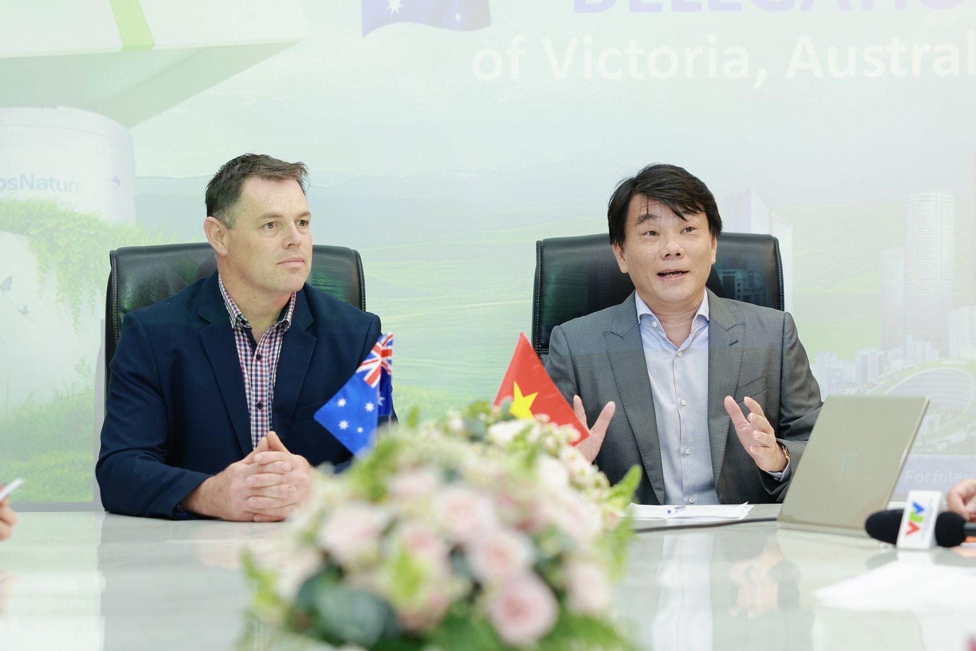 Bộ trưởng bộ tài chính bang Victoria ghé thăm Nutifood, khẳng định uy tín thương hiệu Gippsnature - Ảnh 3. Bộ trưởng bộ tài chính bang Victoria ghé thăm Nutifood, khẳng định uy tín thương hiệu Gippsnature - Ảnh 3.