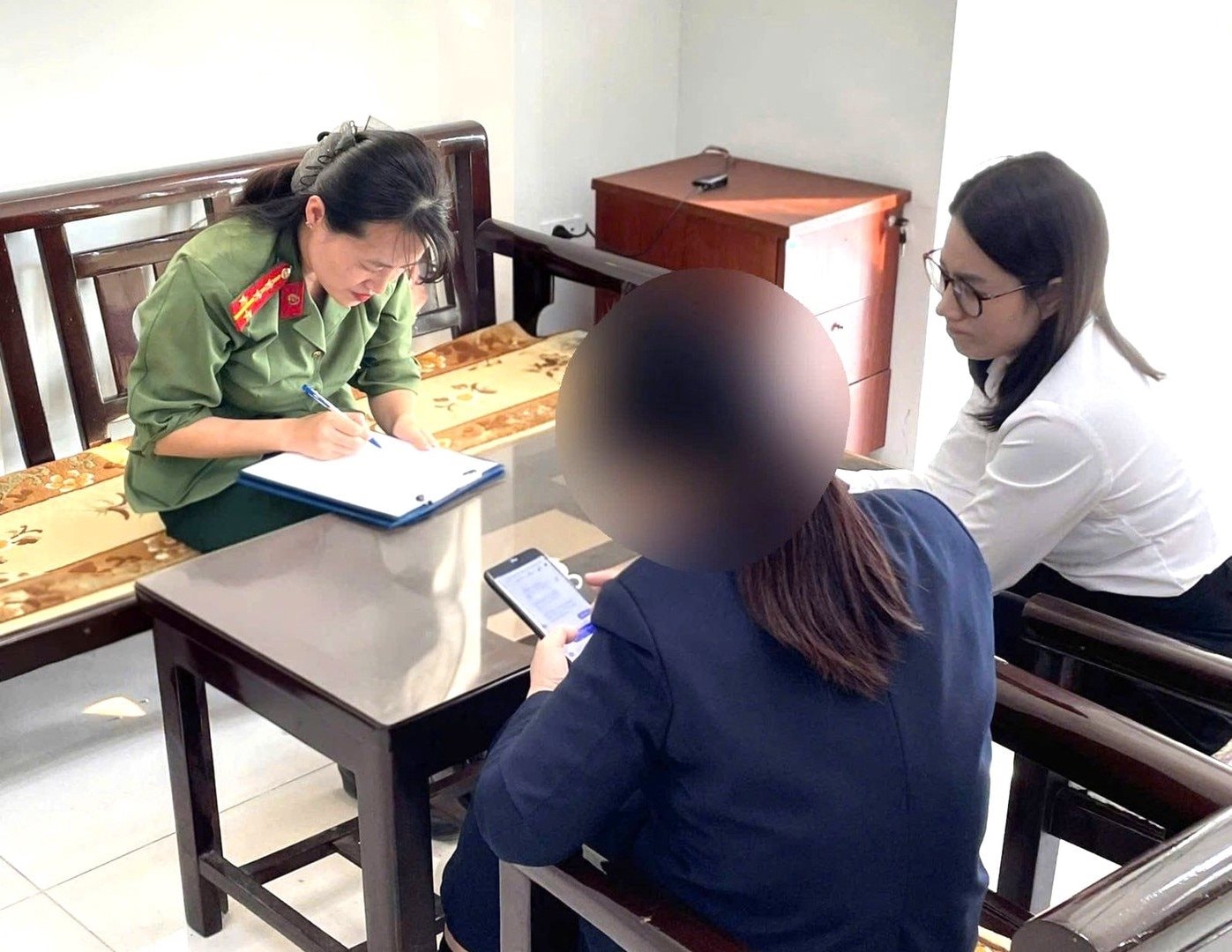 Thủ đoạn khiến nạn nhân biết là lừa đảo nhưng vẫn một mực đòi chuyển khoản 250 triệu đồng- Ảnh 2.