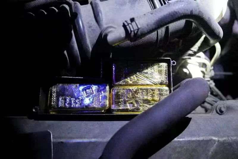 Tịch thu 30kg vàng trị giá hơn hơn 51 tỷ đồng được giấu trong 1 chiếc xe ô tô nhập cảnh- Ảnh 2. Tịch thu 30kg vàng trị giá hơn hơn 51 tỷ đồng được giấu trong 1 chiếc xe ô tô nhập cảnh- Ảnh 2.