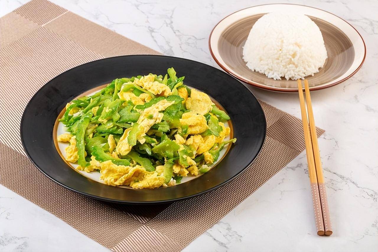 Người phụ nữ 52 tuổi ăn mướp ᵭắng mỗi tṓi ᵭể phòng ngừa mỡ máu, 6 tháng sau ᵭi khám, nhận kḗt quả bất ngờ- Ảnh 1.