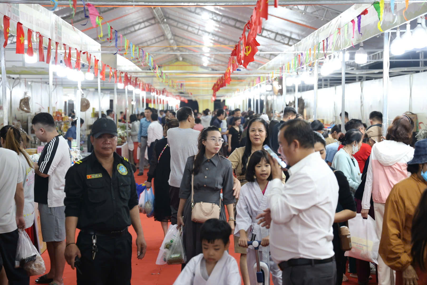 Đặc sản 3 miền từ gạo Séng Cù, cá kho Vũ Đại tới tỏi Lý Sơn, cua Cà Mau... đồng loạt xuất hiện tại TTTM Royal City, chinh phục cả sàn quốc tế Alibaba, Amazon- Ảnh 4. Đặc sản 3 miền từ gạo Séng Cù, cá kho Vũ Đại tới tỏi Lý Sơn, cua Cà Mau... đồng loạt xuất hiện tại TTTM Royal City, chinh phục cả sàn quốc tế Alibaba, Amazon- Ảnh 4.