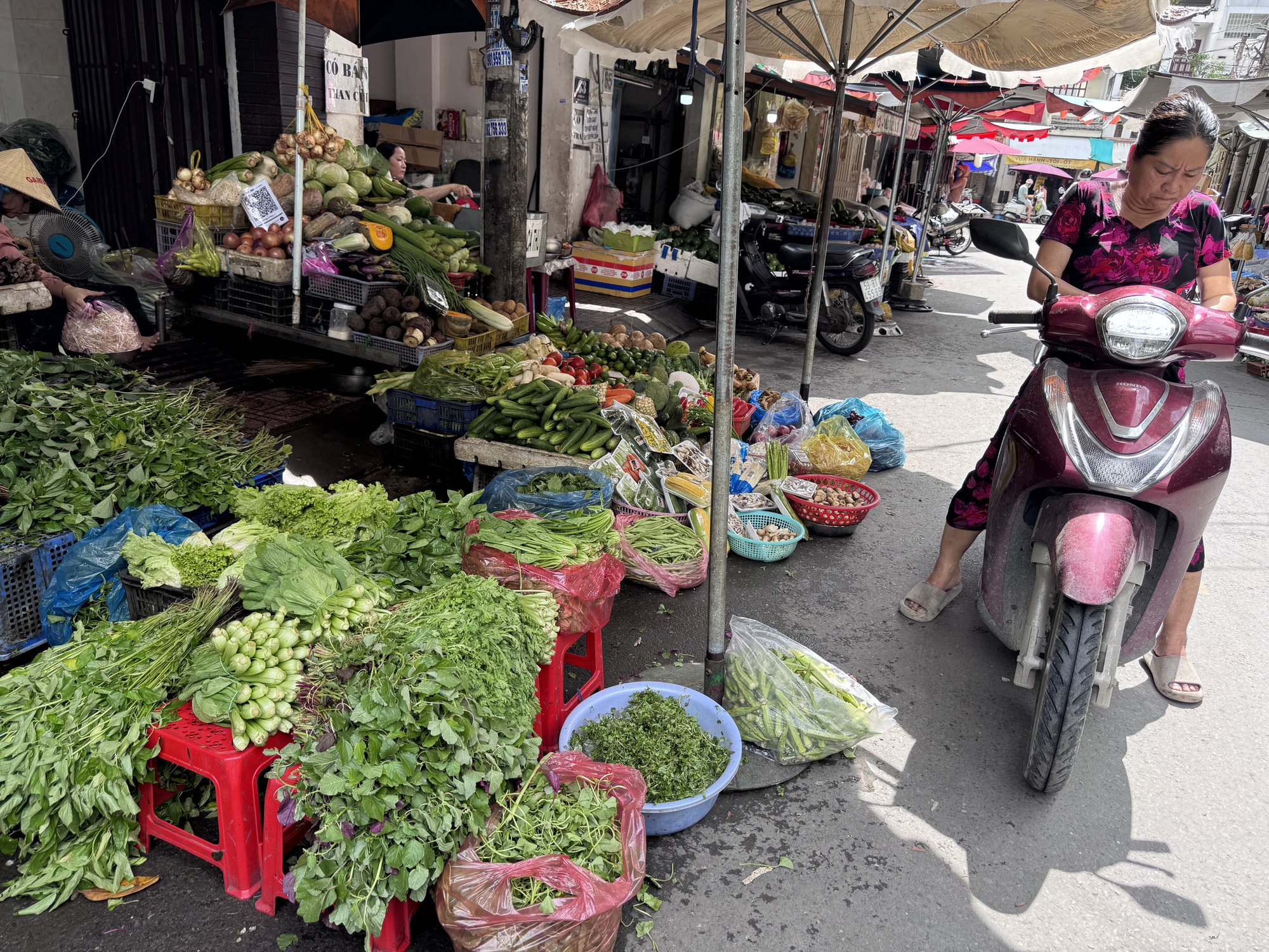 Giá rau tại chợ lẻ TP HCM tăng mạnh giữa lúc giá chợ đầu mối ổn định - Ảnh 1. Giá rau tại chợ lẻ TP HCM tăng mạnh giữa lúc giá chợ đầu mối ổn định - Ảnh 1.