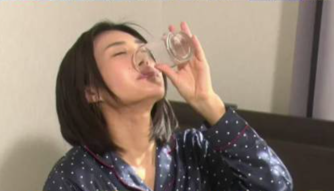 Vì sao không nên uống nước trước khi ngủ?- Ảnh 1. Vì sao không nên uống nước trước khi ngủ?- Ảnh 1.