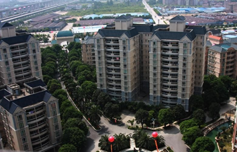 Bỏ quên căn nhà hơn 1 tỷ suốt 28 năm, người phụ nữ chết sững phát hiện có người sống bên trong, còn bị đòi bồi thường 600 triệu- Ảnh 1. Bỏ quên căn nhà hơn 1 tỷ suốt 28 năm, người phụ nữ chết sững phát hiện có người sống bên trong, còn bị đòi bồi thường 600 triệu- Ảnh 1.