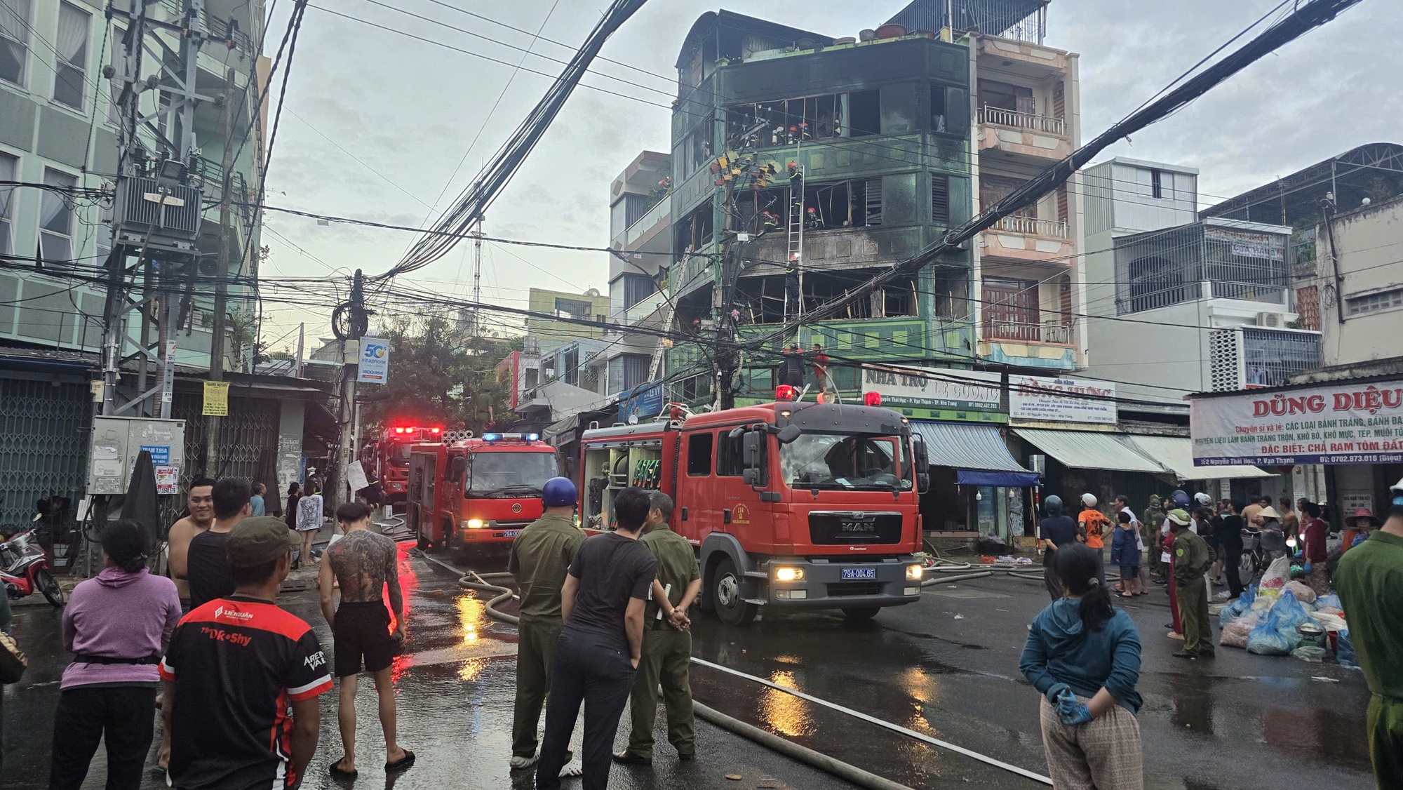 Cháy lớn sát chợ Đầm Nha Trang, 1 người bị thương - Ảnh 1.