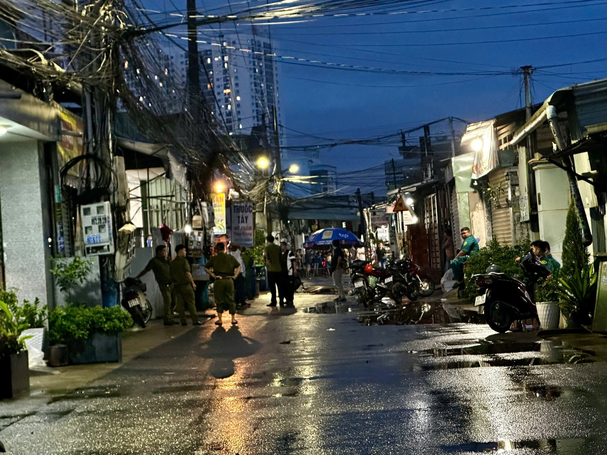 Án mạng tại TP HCM: 1 Người tử vong , 1 người bị thương trong hỗn chiến - Ảnh 3. Án mạng tại TP HCM: 1 Người tử vong , 1 người bị thương trong hỗn chiến - Ảnh 3.