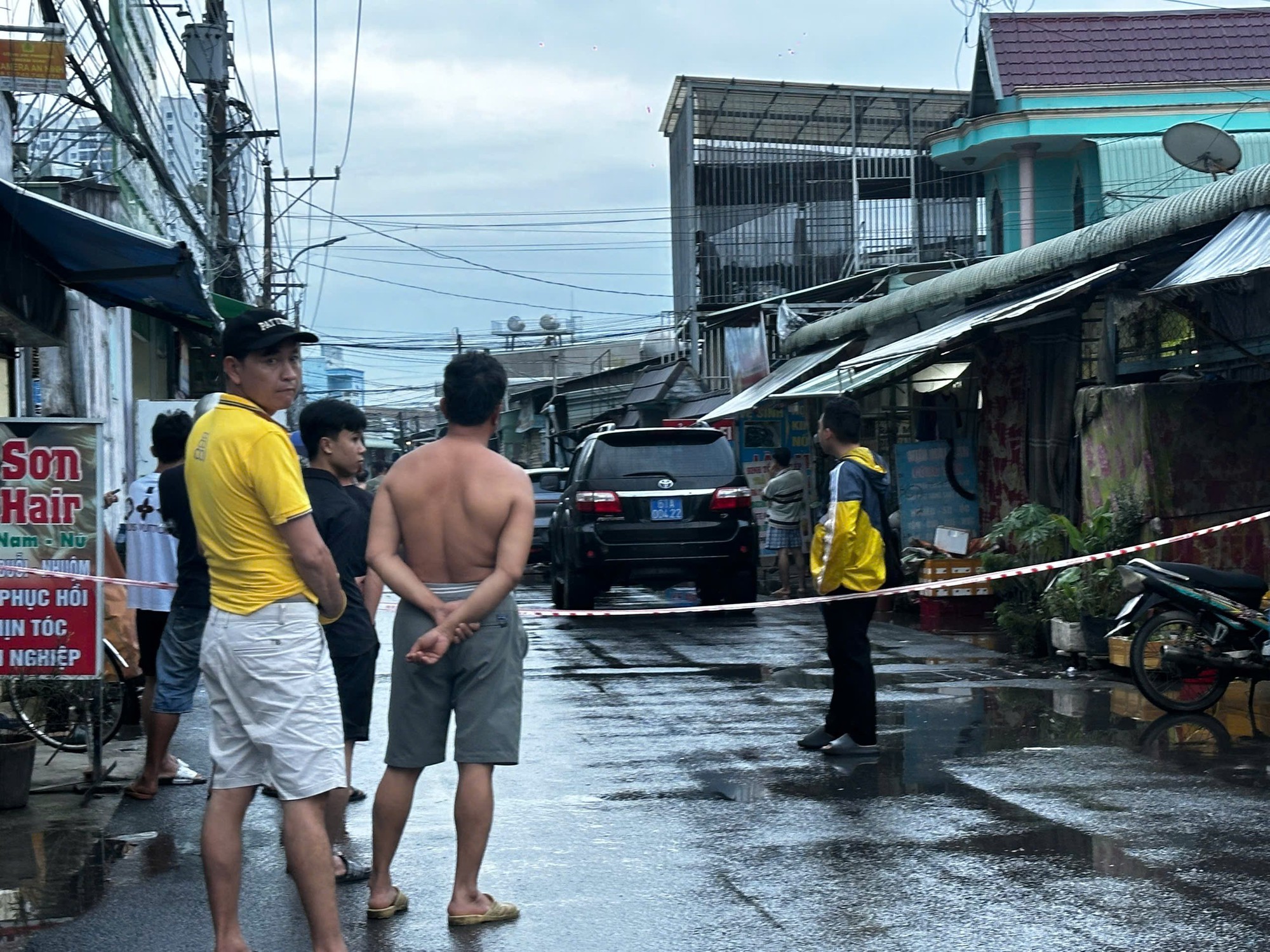 Án mạng tại TP HCM: 1 Người tử vong , 1 người bị thương trong hỗn chiến - Ảnh 2. Án mạng tại TP HCM: 1 Người tử vong , 1 người bị thương trong hỗn chiến - Ảnh 2.