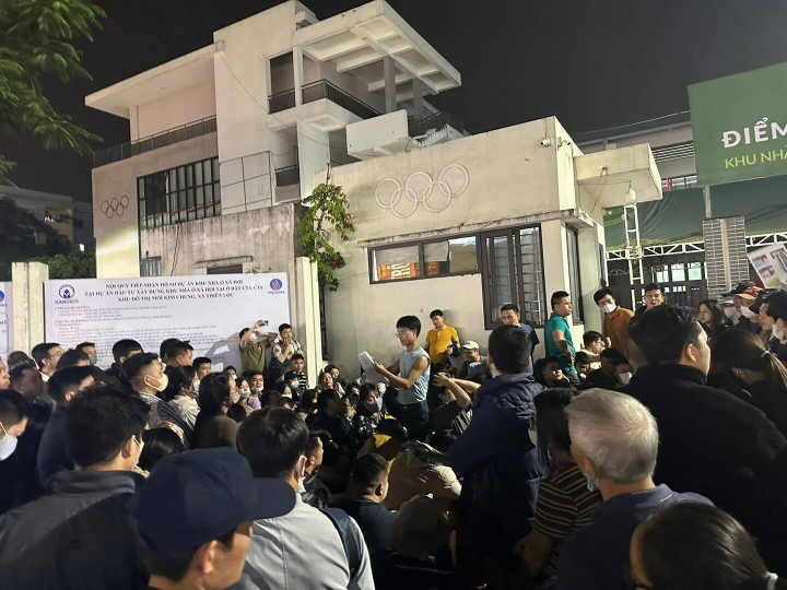 Vật vã thức xuyên đêm chờ nộp hồ sơ mua nhà xã hội ở Hà Nội- Ảnh 3.