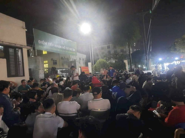 Vật vã thức xuyên đêm chờ nộp hồ sơ mua nhà xã hội ở Hà Nội- Ảnh 2.