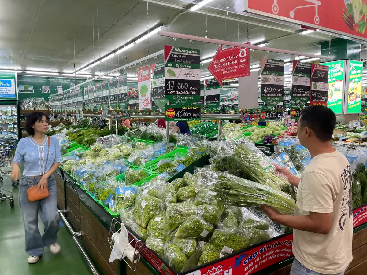 Bà nội trợ "giật mình" vì giá rau củ tăng chóng mặt- Ảnh 2. Bà nội trợ "giật mình" vì giá rau củ tăng chóng mặt- Ảnh 2.