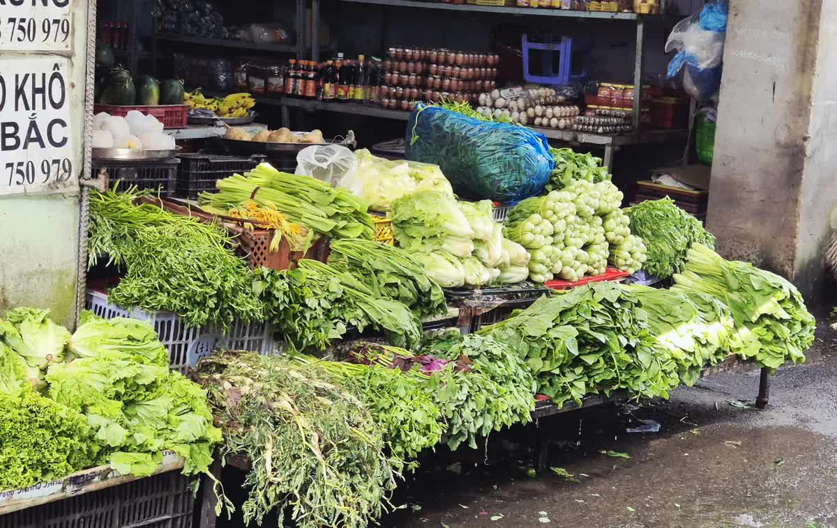 Bà nội trợ "giật mình" vì giá rau củ tăng chóng mặt- Ảnh 1. Bà nội trợ "giật mình" vì giá rau củ tăng chóng mặt- Ảnh 1.