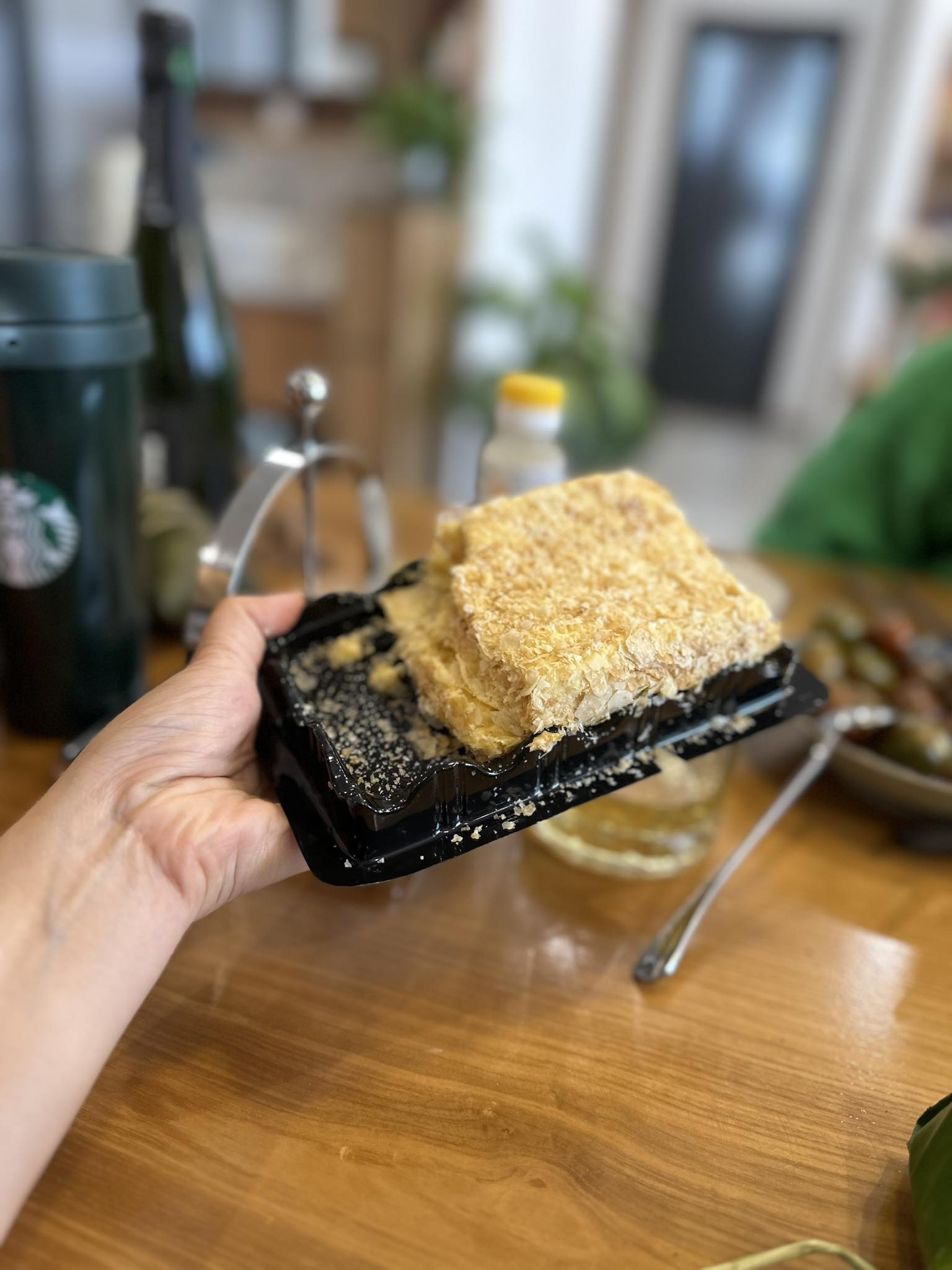 Chiếc bánh 85.000 khiến 2000 người "chầu chực" chờ mua ở Hà Nội - Ảnh 3. Chiếc bánh 85.000 khiến 2000 người "chầu chực" chờ mua ở Hà Nội - Ảnh 3.