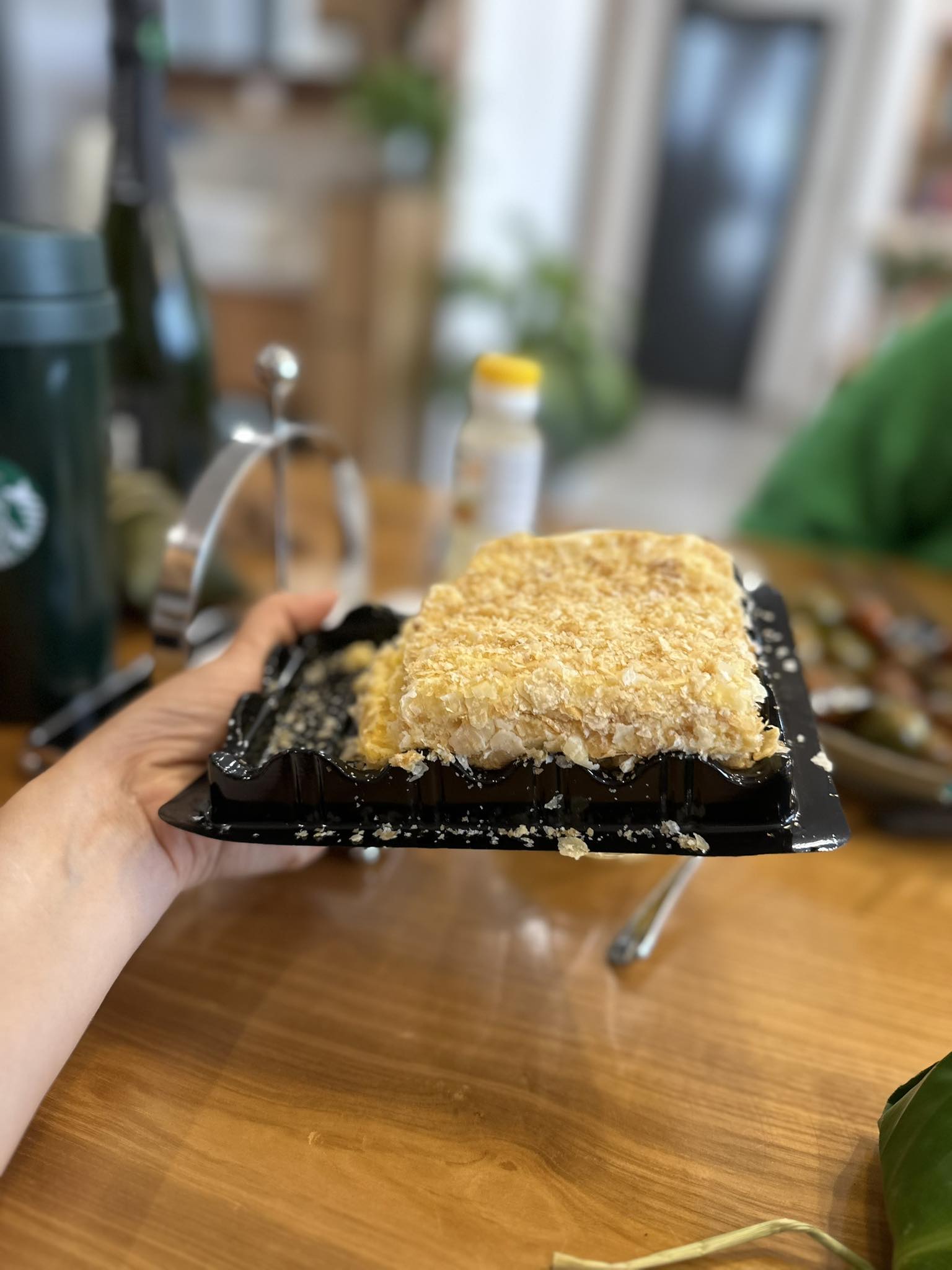 Chiếc bánh 85.000 khiến 2000 người "chầu chực" chờ mua ở Hà Nội - Ảnh 2. Chiếc bánh 85.000 khiến 2000 người "chầu chực" chờ mua ở Hà Nội - Ảnh 2.