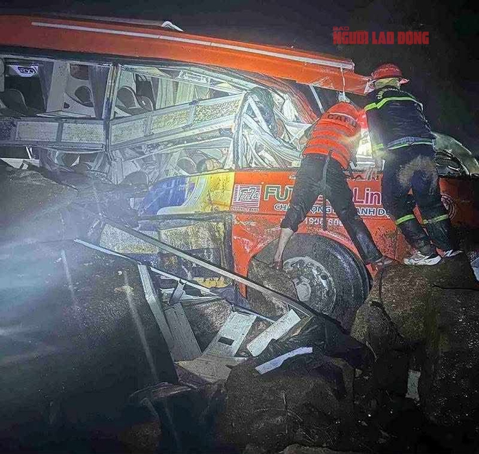 Khánh Hòa: Sạt lở đèo Khánh Lê, nhiều người trên xe khách tử vong- Ảnh 1. Khánh Hòa: Sạt lở đèo Khánh Lê, nhiều người trên xe khách tử vong- Ảnh 1.