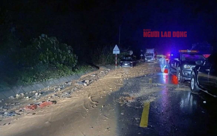 Khánh Hòa: Sạt lở đèo Khánh Lê, nhiều người trên xe khách tử vong- Ảnh 3. Khánh Hòa: Sạt lở đèo Khánh Lê, nhiều người trên xe khách tử vong- Ảnh 3.