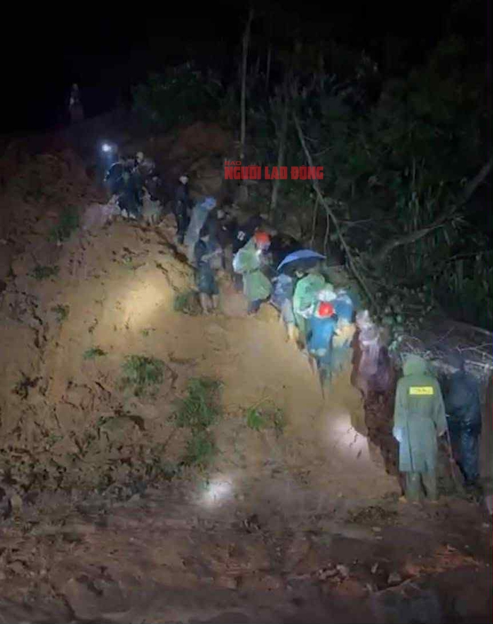 Khánh Hòa: Sạt lở đèo Khánh Lê, nhiều người trên xe khách tử vong- Ảnh 4. Khánh Hòa: Sạt lở đèo Khánh Lê, nhiều người trên xe khách tử vong- Ảnh 4.
