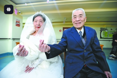 Đám cưới độc nhất vô nhị trong viện dưỡng lão của cụ ông U100 và cụ bà 85 tuổi- Ảnh 2. Đám cưới độc nhất vô nhị trong viện dưỡng lão của cụ ông U100 và cụ bà 85 tuổi- Ảnh 2.