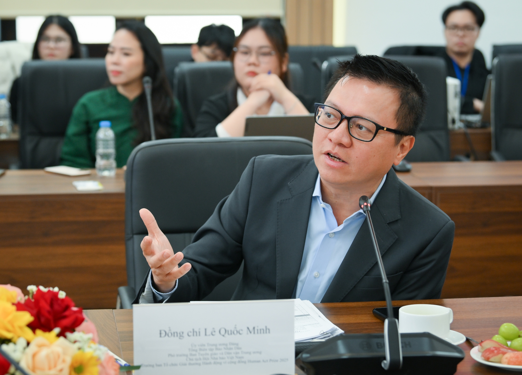 Nhận được món quà bất ngờ từ nhà báo Lê Quốc Minh và ca sĩ Hồ Ngọc Hà, hai người "vác tù và hàng tổng" nói gì? - Ảnh 1.