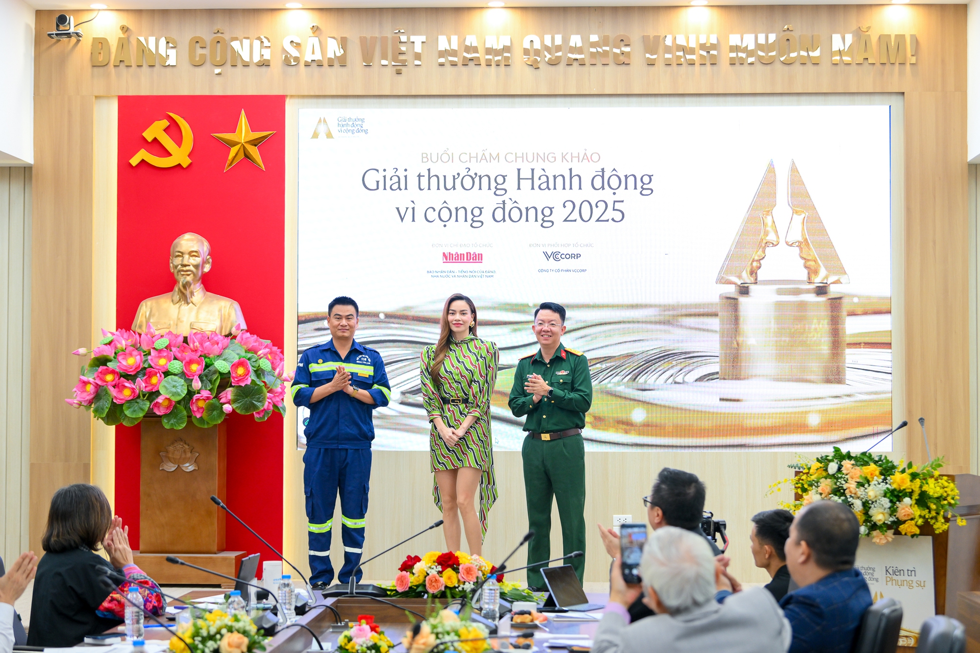 Nhận được món quà bất ngờ từ nhà báo Lê Quốc Minh và ca sĩ Hồ Ngọc Hà, hai người "vác tù và hàng tổng" nói gì? - Ảnh 2.