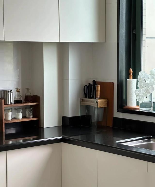 Trống nhưng không hề đơn điệu: Ngôi nhà của phụ nữ 50 tuổi chứng minh tối giản cũng có thể sang tới mức này- Ảnh 4. Trống nhưng không hề đơn điệu: Ngôi nhà của phụ nữ 50 tuổi chứng minh tối giản cũng có thể sang tới mức này- Ảnh 4.