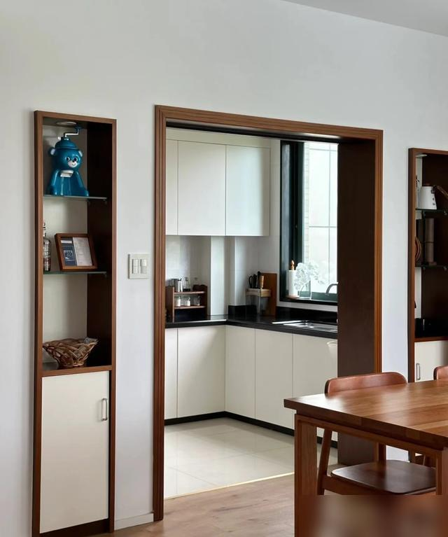 Trống nhưng không hề đơn điệu: Ngôi nhà của phụ nữ 50 tuổi chứng minh tối giản cũng có thể sang tới mức này- Ảnh 3. Trống nhưng không hề đơn điệu: Ngôi nhà của phụ nữ 50 tuổi chứng minh tối giản cũng có thể sang tới mức này- Ảnh 3.