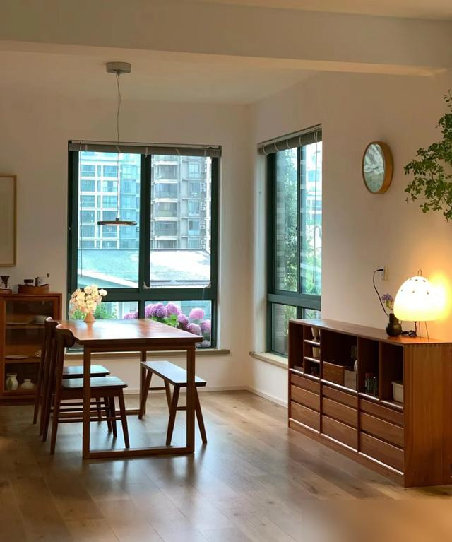 Trống nhưng không hề đơn điệu: Ngôi nhà của phụ nữ 50 tuổi chứng minh tối giản cũng có thể sang tới mức này- Ảnh 6. Trống nhưng không hề đơn điệu: Ngôi nhà của phụ nữ 50 tuổi chứng minh tối giản cũng có thể sang tới mức này- Ảnh 6.