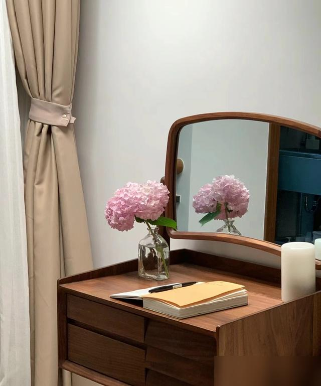 Trống nhưng không hề đơn điệu: Ngôi nhà của phụ nữ 50 tuổi chứng minh tối giản cũng có thể sang tới mức này- Ảnh 9. Trống nhưng không hề đơn điệu: Ngôi nhà của phụ nữ 50 tuổi chứng minh tối giản cũng có thể sang tới mức này- Ảnh 9.