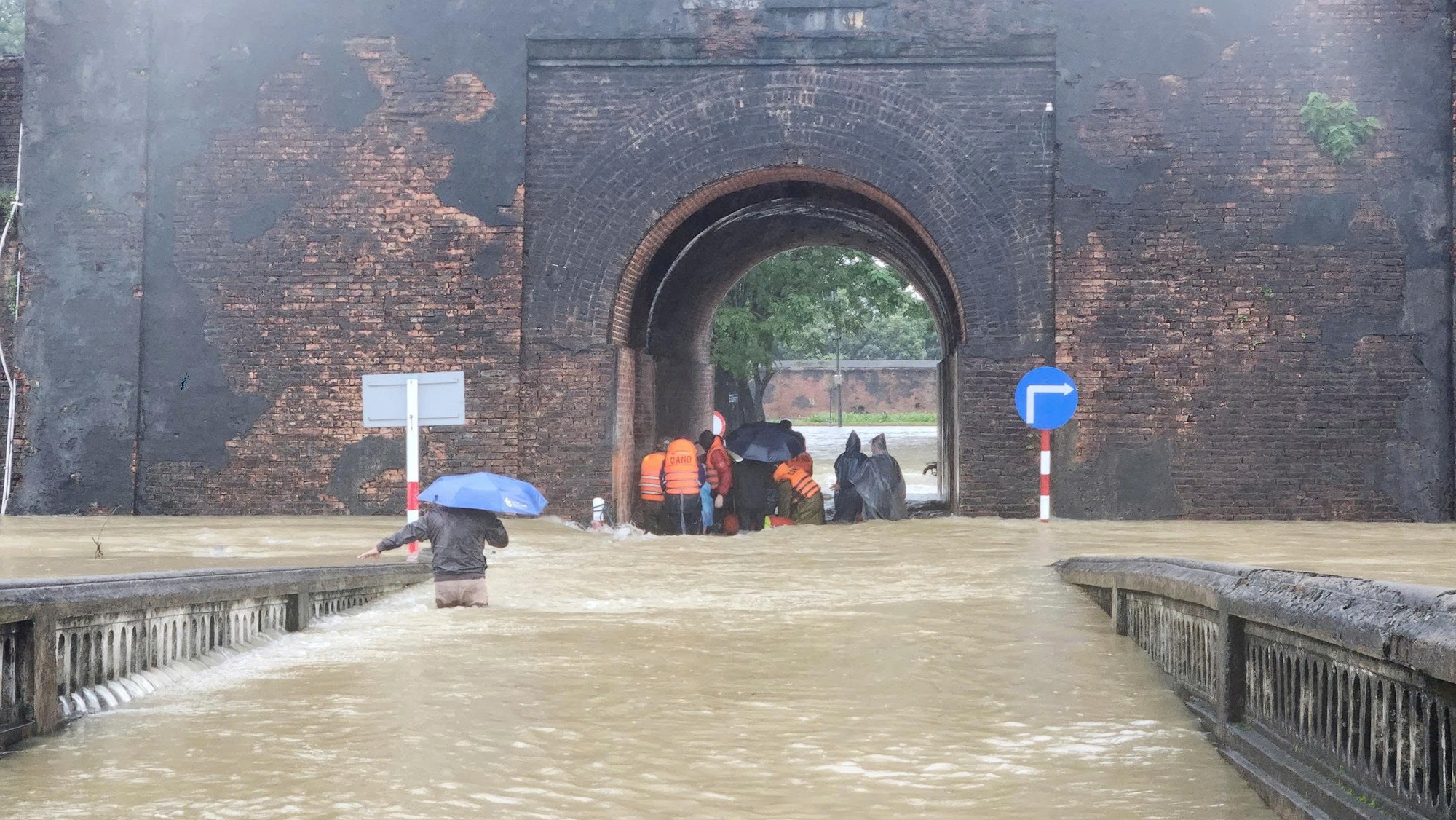 Mưa lớn miền Trung có vượt kỷ lục tháng 10 không? tìm hiểu nguyên nhân và dự báo - Ảnh 1. Mưa lớn miền Trung có vượt kỷ lục tháng 10 không? tìm hiểu nguyên nhân và dự báo - Ảnh 1.