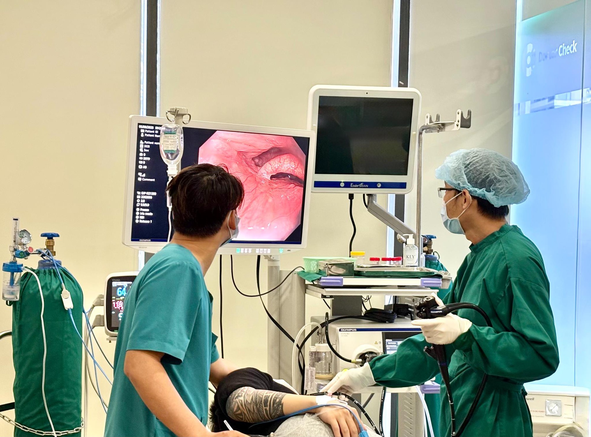 Phòng khám tiên phong sử dụng dây nội soi phóng đại mới bậc nhất từ Nhật Bản - Ảnh 1. Phòng khám tiên phong sử dụng dây nội soi phóng đại mới bậc nhất từ Nhật Bản - Ảnh 1.