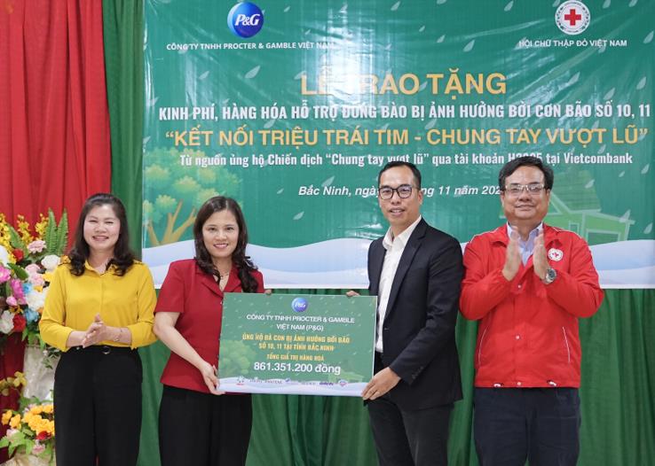 P&G Việt Nam hỗ trợ cộng đồng bị ảnh hưởng bởi bão lũ - Ảnh 1. P&G Việt Nam hỗ trợ cộng đồng bị ảnh hưởng bởi bão lũ - Ảnh 1.