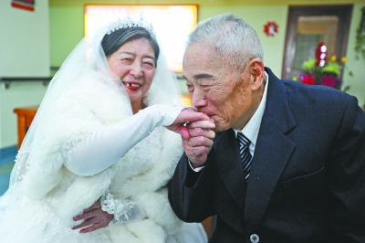 Đám cưới độc nhất vô nhị trong viện dưỡng lão của cụ ông U100 và cụ bà 85 tuổi- Ảnh 3.