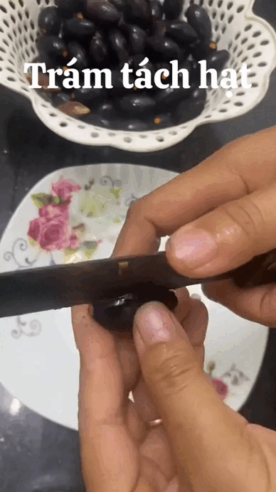 Loại quả "đen như than, đắt như thịt" nhưng nườm nượp người mua, bán đầy rẫy ở chợ Việt - Ảnh 2. Loại quả "đen như than, đắt như thịt" nhưng nườm nượp người mua, bán đầy rẫy ở chợ Việt - Ảnh 2.