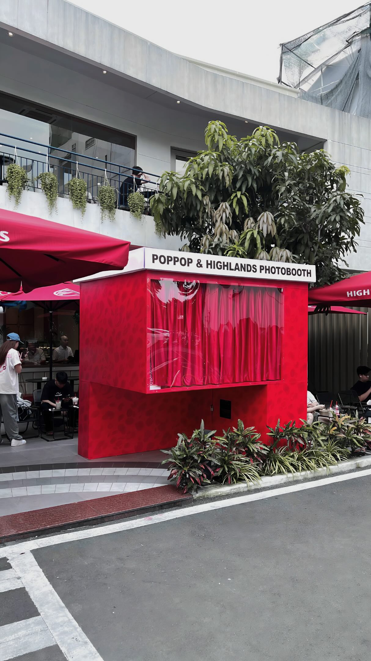 Highlands Coffee đang toan tính gì khi đặt photobooth tại chi nhánh Drive Thru? - Ảnh 2.