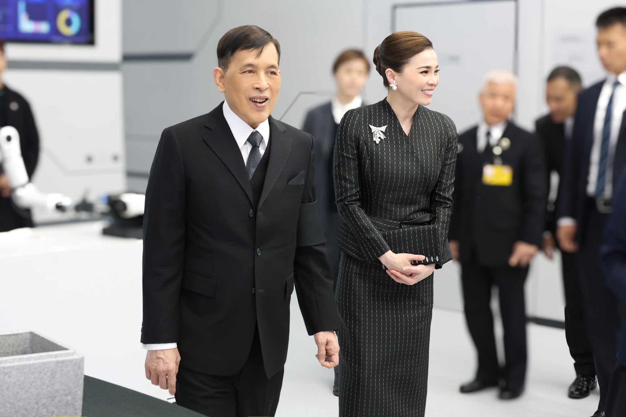 Hoàng hậu Thái Lan từng là tiếp viên hàng không: U50 đẹp lộng lẫy như minh tinh trong chuyến công du nước ngoài- Ảnh 6. Hoàng hậu Thái Lan từng là tiếp viên hàng không: U50 đẹp lộng lẫy như minh tinh trong chuyến công du nước ngoài- Ảnh 6.