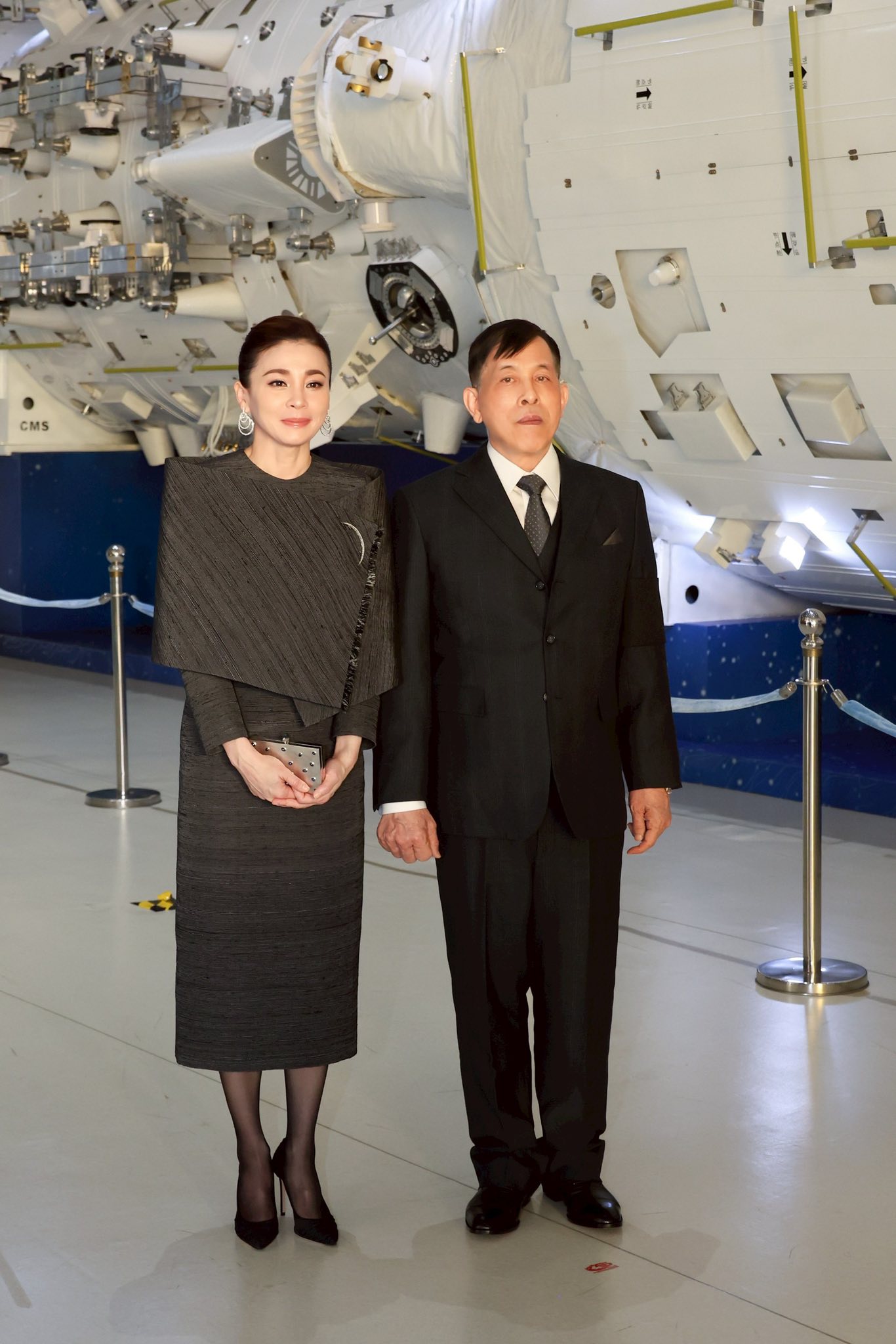 Hoàng hậu Thái Lan từng là tiếp viên hàng không: U50 đẹp lộng lẫy như minh tinh trong chuyến công du nước ngoài- Ảnh 5. Hoàng hậu Thái Lan từng là tiếp viên hàng không: U50 đẹp lộng lẫy như minh tinh trong chuyến công du nước ngoài- Ảnh 5.