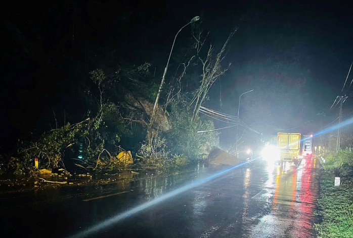 Nước lũ dâng cao kỷ lục, Gia Lai khẩn cấp sơ tán hàng ngàn người dân trong đêm- Ảnh 3. Nước lũ dâng cao kỷ lục, Gia Lai khẩn cấp sơ tán hàng ngàn người dân trong đêm- Ảnh 3.