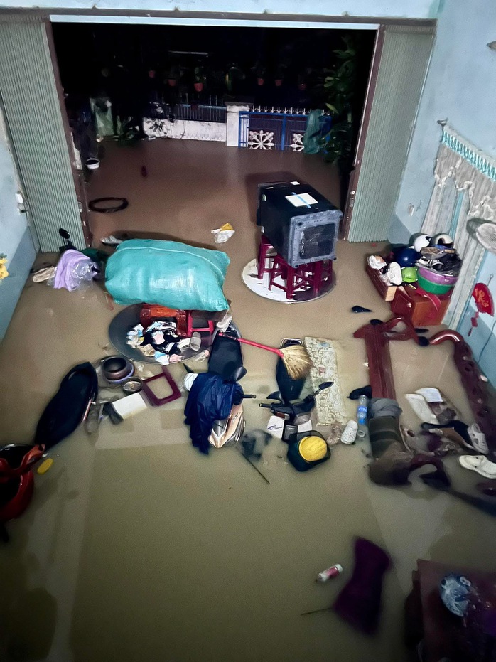 Nước lũ dâng cao kỷ lục, Gia Lai khẩn cấp sơ tán hàng ngàn người dân trong đêm- Ảnh 1. Nước lũ dâng cao kỷ lục, Gia Lai khẩn cấp sơ tán hàng ngàn người dân trong đêm- Ảnh 1.