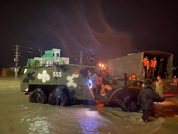 Nước lũ dâng cao kỷ lục, Gia Lai khẩn cấp sơ tán hàng ngàn người dân trong đêm- Ảnh 2. Nước lũ dâng cao kỷ lục, Gia Lai khẩn cấp sơ tán hàng ngàn người dân trong đêm- Ảnh 2.