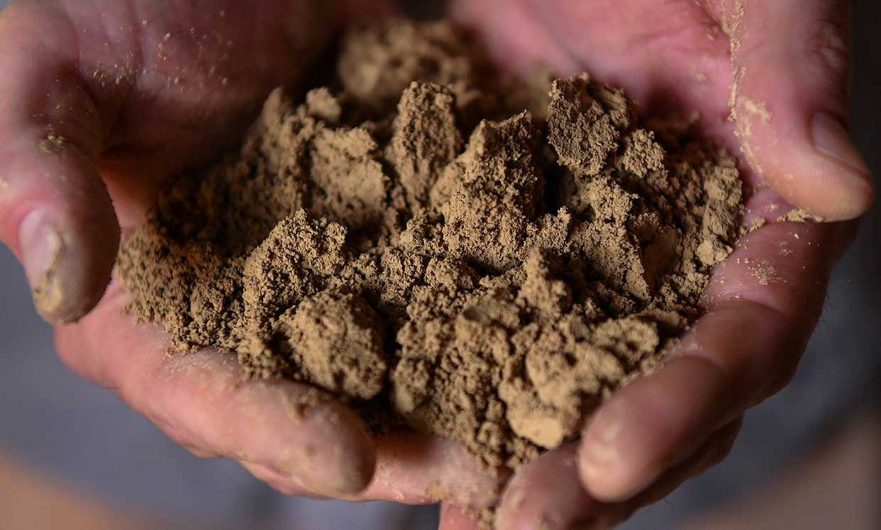 Đất hiếm là gì mà cùng là đất dưới chân, có những "cục đất" đáng giá tới cả tỷ đồng?- Ảnh 1. Đất hiếm là gì mà cùng là đất dưới chân, có những "cục đất" đáng giá tới cả tỷ đồng?- Ảnh 1.