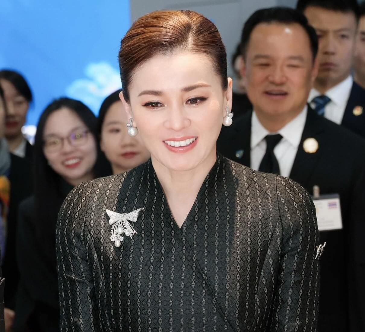 Hoàng hậu Thái Lan từng là tiếp viên hàng không: U50 đẹp lộng lẫy như minh tinh trong chuyến công du nước ngoài- Ảnh 11. Hoàng hậu Thái Lan từng là tiếp viên hàng không: U50 đẹp lộng lẫy như minh tinh trong chuyến công du nước ngoài- Ảnh 11.