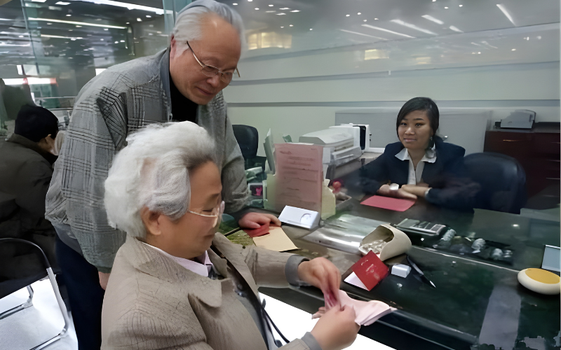 Gửi tiết kiệm 44 tỷ đồng lãi suất 13%, sau 1 năm đến rút chỉ còn 0 đồng: Ngân hàng khẳng định chưa từng có mức lãi này!- Ảnh 1. Gửi tiết kiệm 44 tỷ đồng lãi suất 13%, sau 1 năm đến rút chỉ còn 0 đồng: Ngân hàng khẳng định chưa từng có mức lãi này!- Ảnh 1.