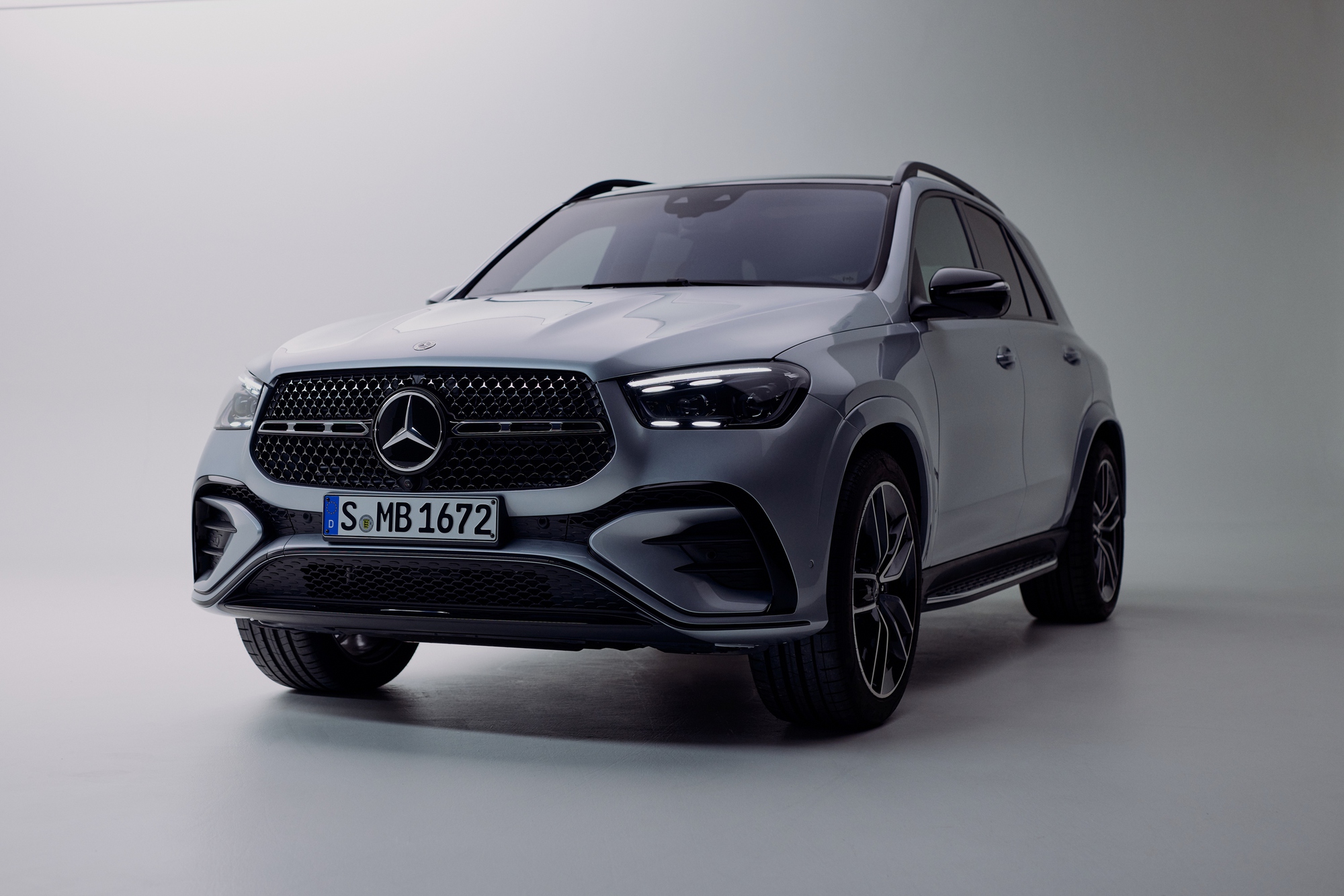 Mercedes-Benz GLE 400 4 Matic: Mẫu PHEV đầu tiên của “ngôi sao ba cánh” tại Việt Nam có gì? - Ảnh 5.