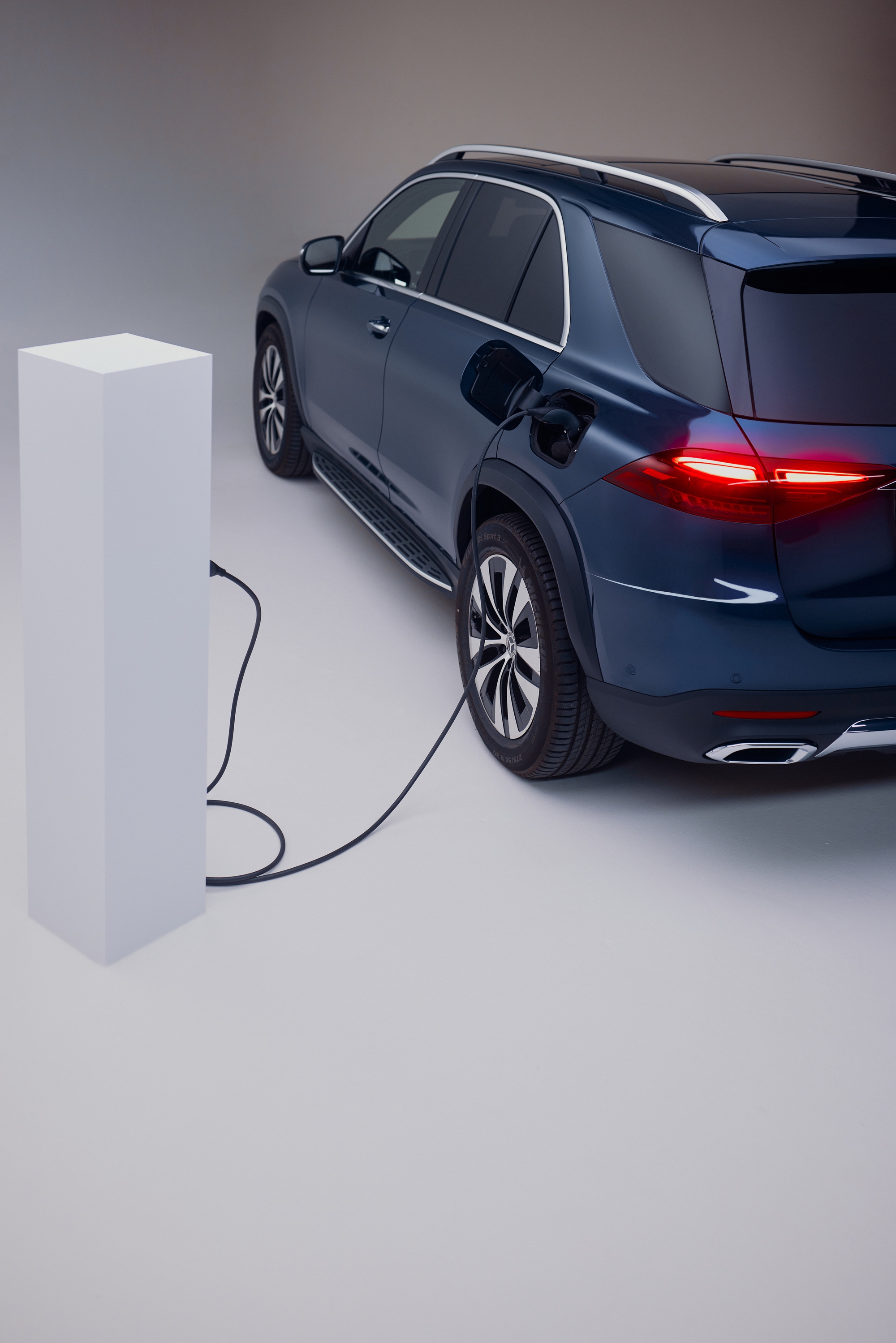 Mercedes-Benz GLE 400 4 Matic: Mẫu PHEV đầu tiên của “ngôi sao ba cánh” tại Việt Nam có gì? - Ảnh 2.