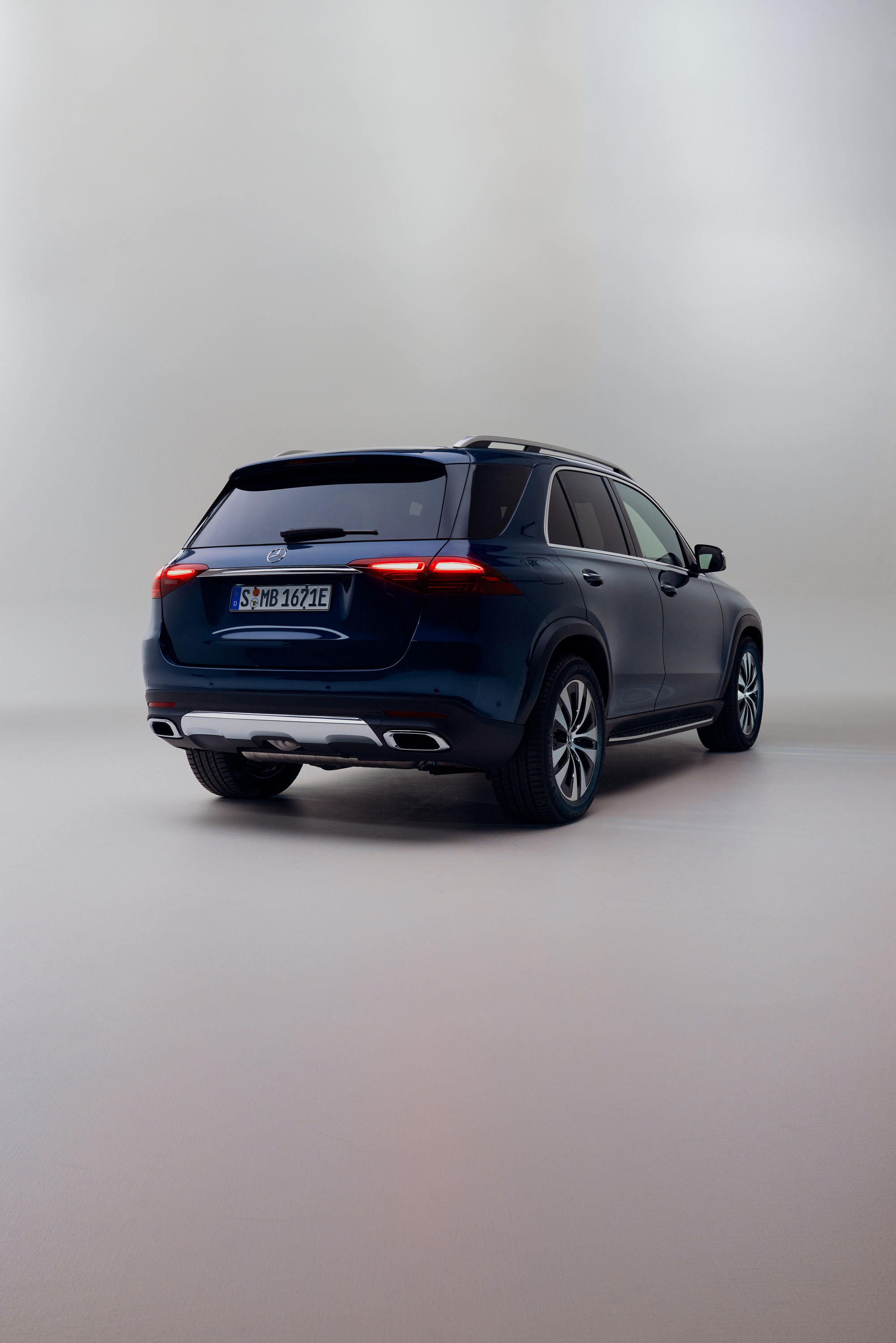 Mercedes-Benz GLE 400 4 Matic: Mẫu PHEV đầu tiên của “ngôi sao ba cánh” tại Việt Nam có gì? - Ảnh 4.